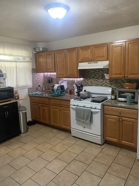 2 bed, 1 bath apartment for rent at 502 Beach St Unit 2, Revere — photo 3 of 12