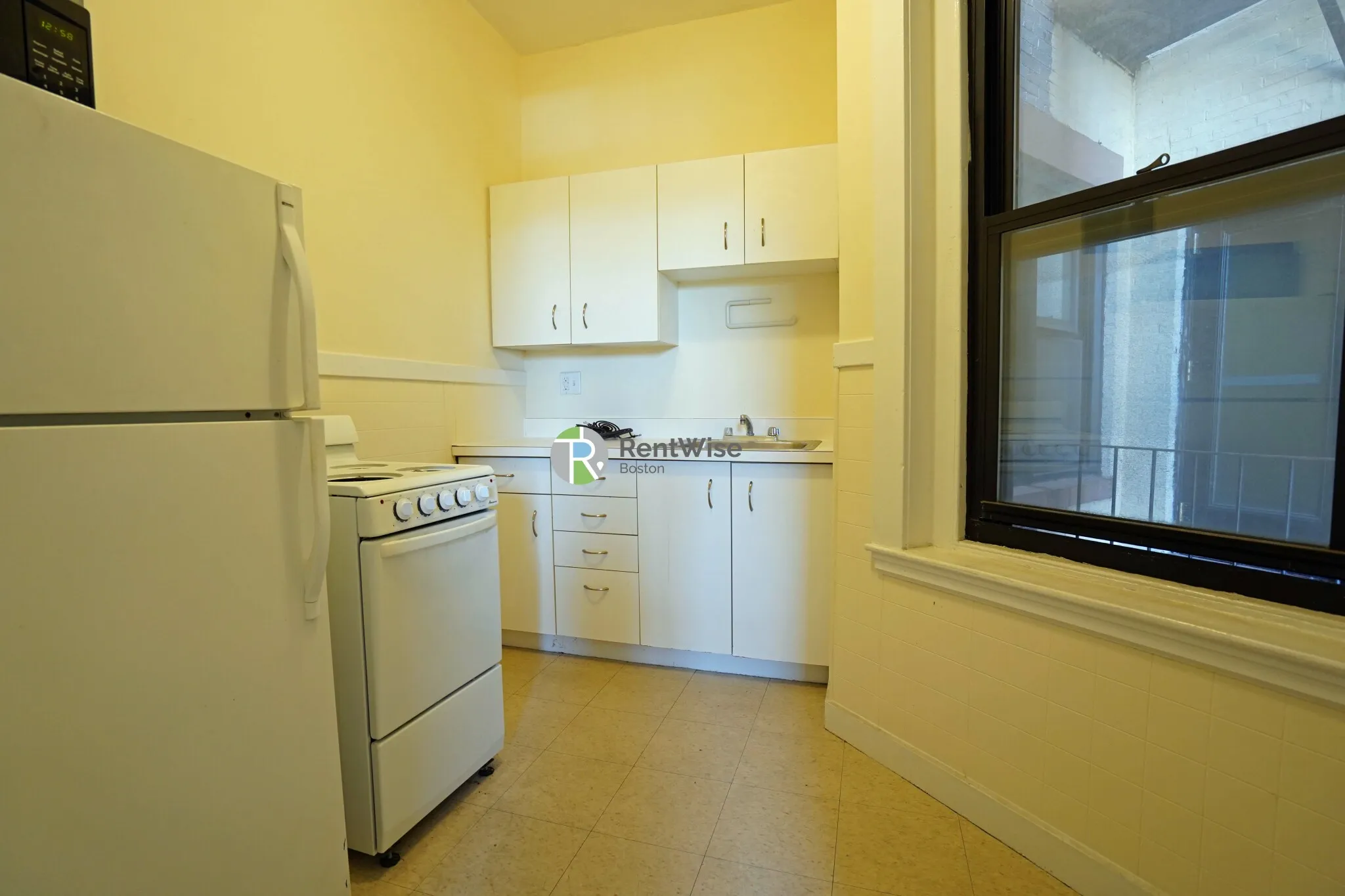 Studio bed, 1 bath apartment for rent at 504 Beacon St Unit 34, Back Bay — photo 5 of 13