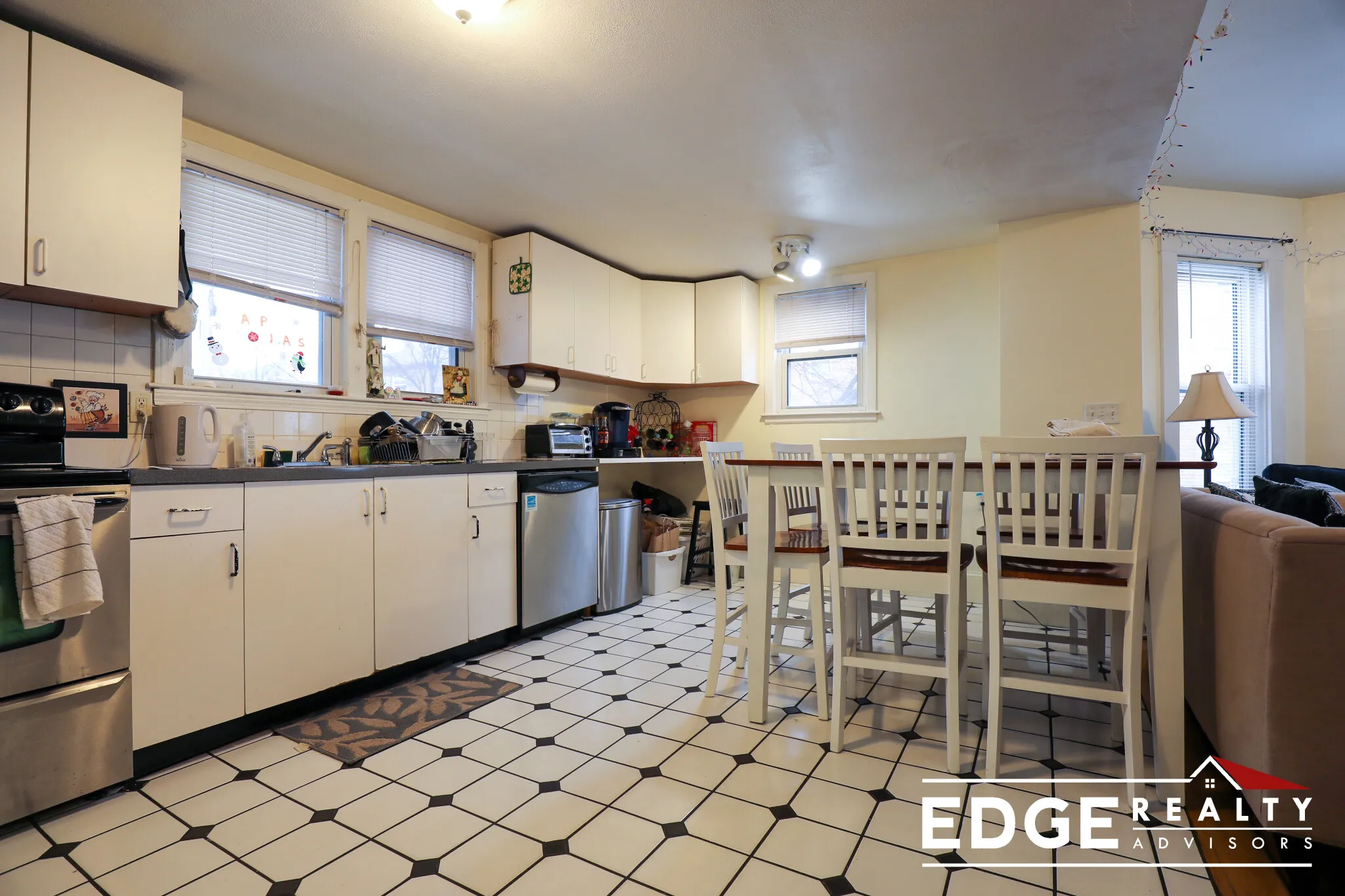 3 bed, 1 bath apartment for rent at 505 Washington St Unit 1, Brighton — photo 3 of 10