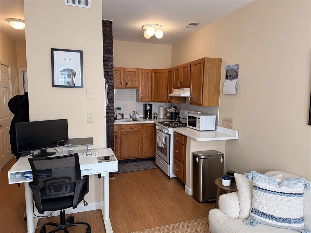 1 bed, 1 bath apartment for rent at 506 E 8th St Unit 2, South Boston — photo 3 of 6