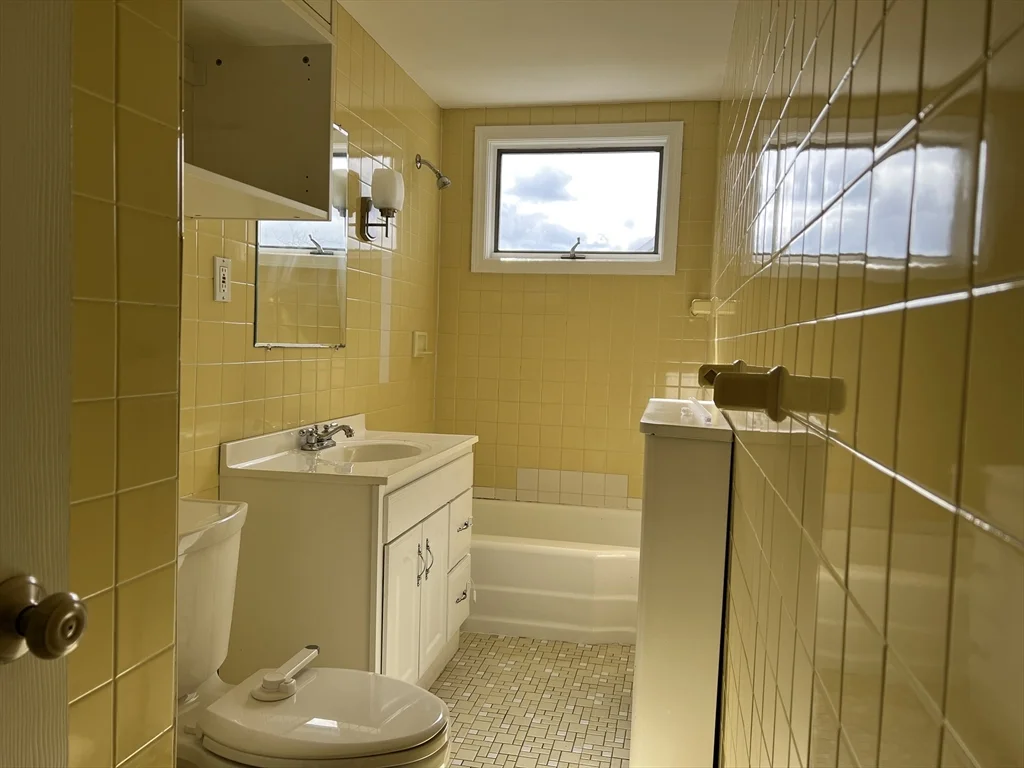 2 bed, 1 bath apartment for rent at 51 Atlantic St Unit 1, Winthrop — photo 4 of 13