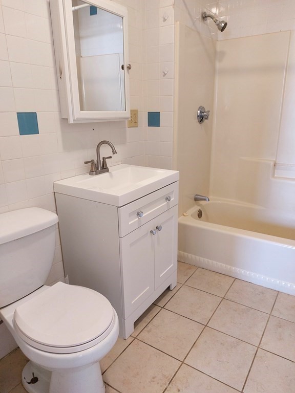 4 bed, 1 bath apartment for rent at 51 Bowdoin St Unit 3, Dorchester — photo 2 of 4