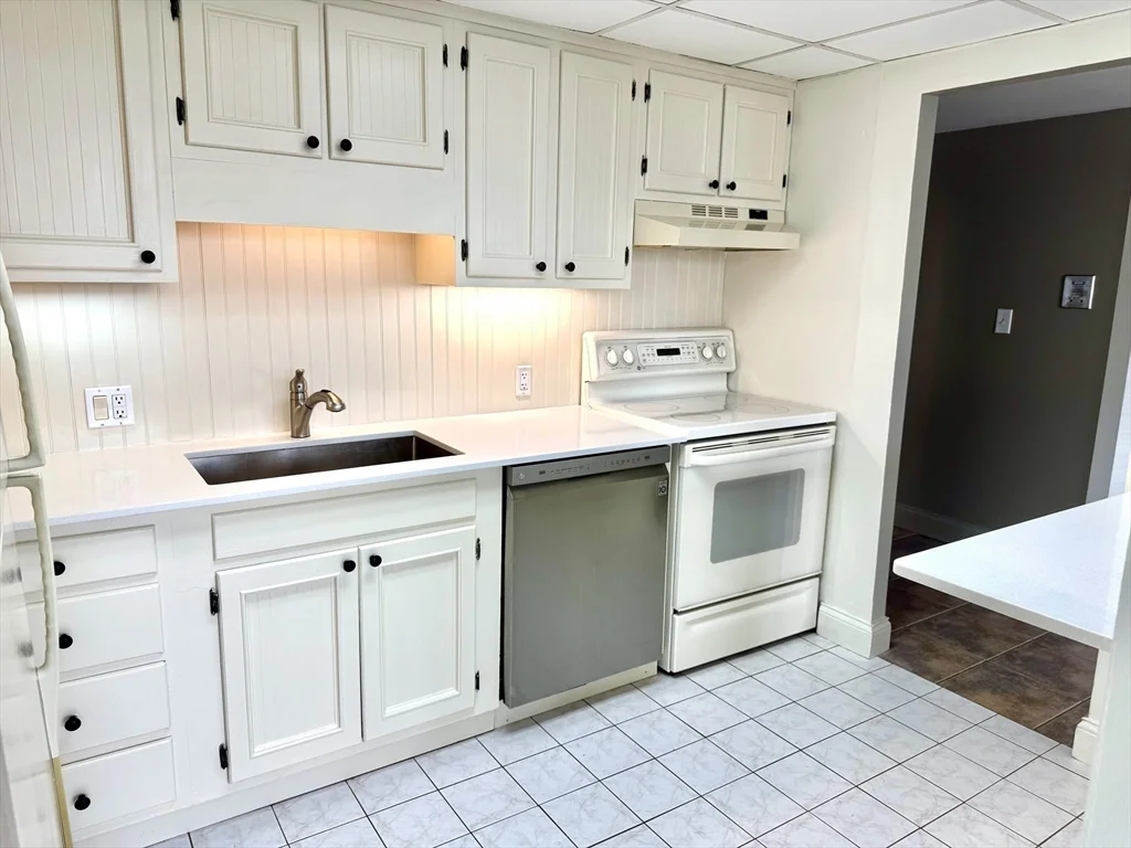 1 bed, 1 bath apartment for rent at 51 Broad Unit m16a, Weymouth — photo 2 of 23