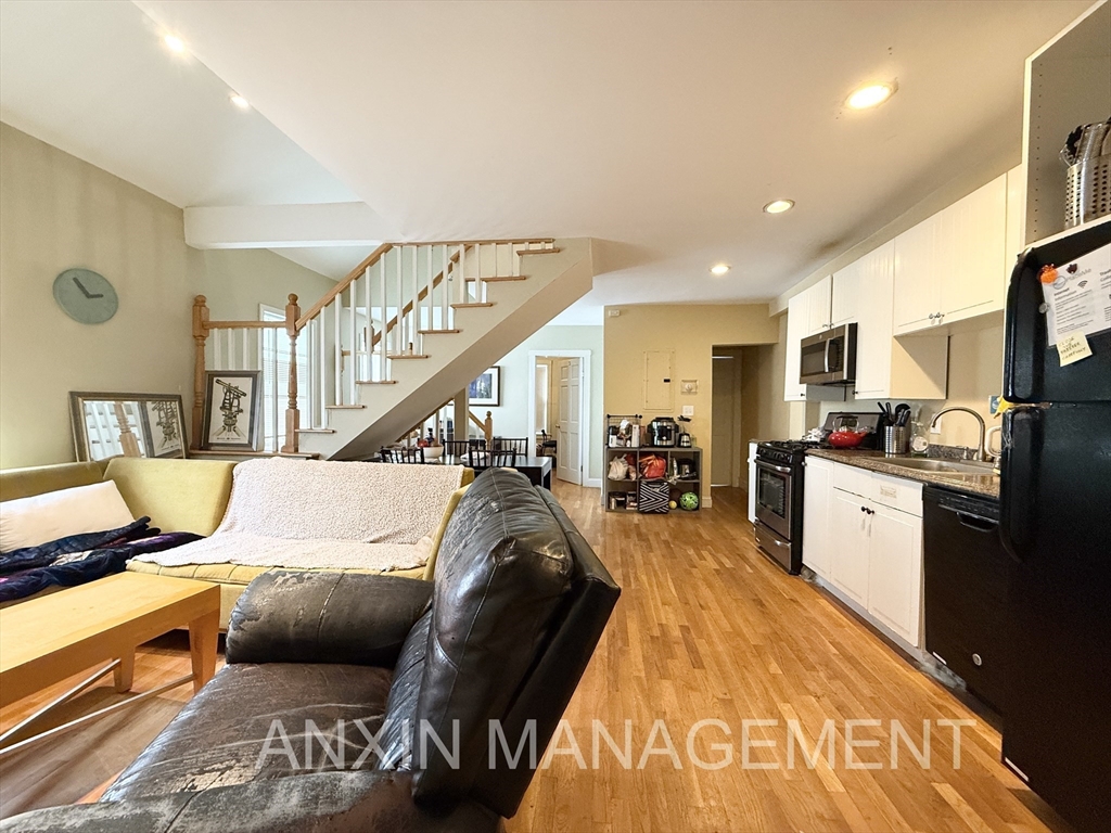 5 bed, 2 bath apartment for rent at 51 Clifton St Unit 51, North Cambridge — photo 2 of 9
