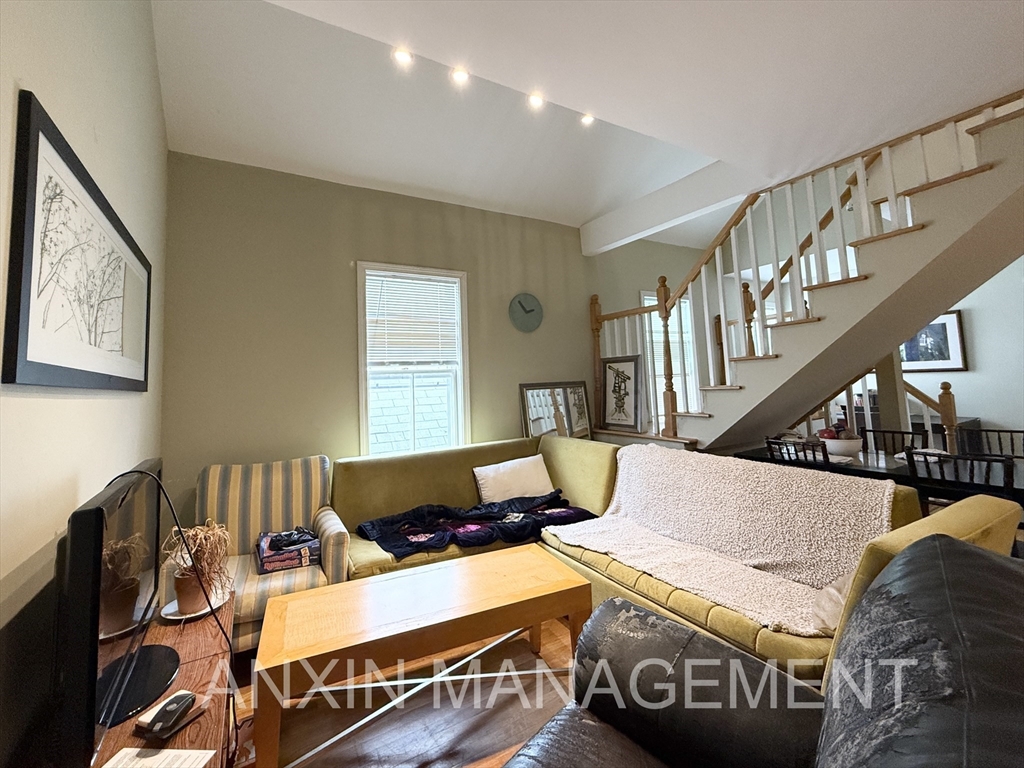 5 bed, 2 bath apartment for rent at 51 Clifton St Unit 51, North Cambridge — photo 3 of 9