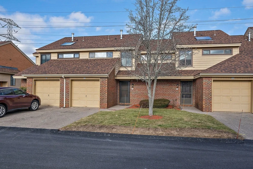 2 bed, 1 bath apartment for rent at 51 Cottonwood Dr Unit 51, Stoughton — photo 2 of 27