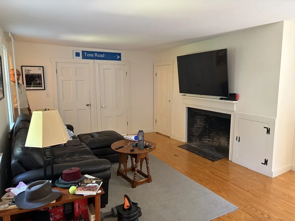 2 bed, 1 bath apartment for rent at 51 Elm St Unit 2, Marblehead — photo 4 of 16