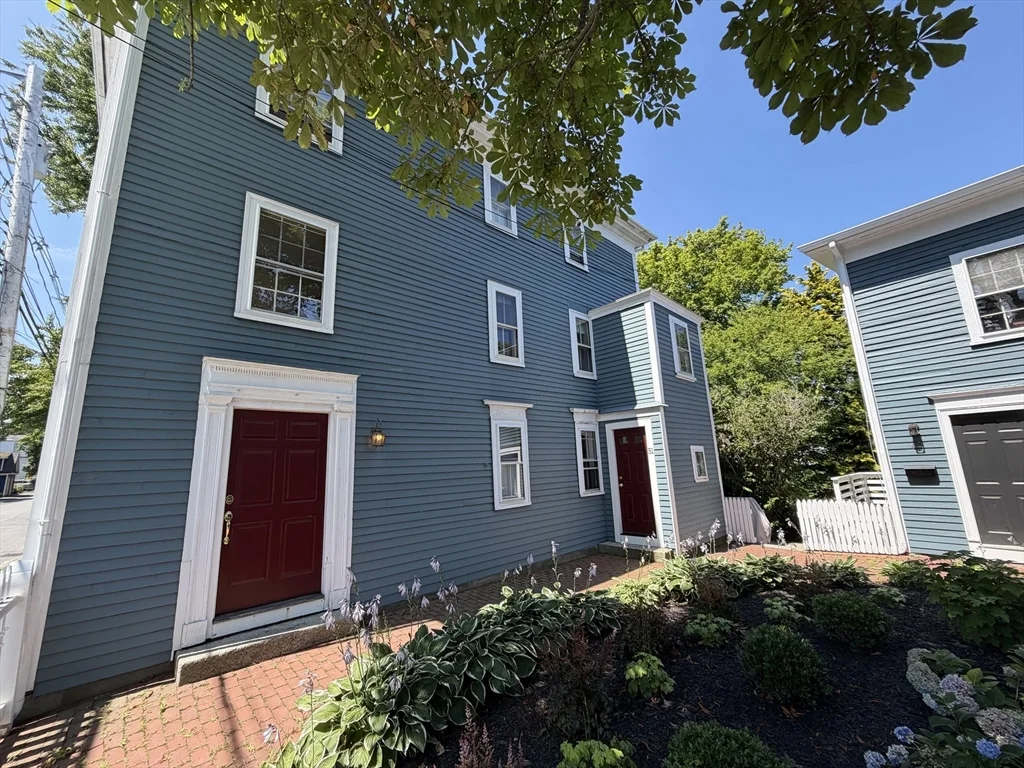 2 bed, 1 bath apartment for rent at 51 Elm St Unit 2, Marblehead — photo 2 of 16