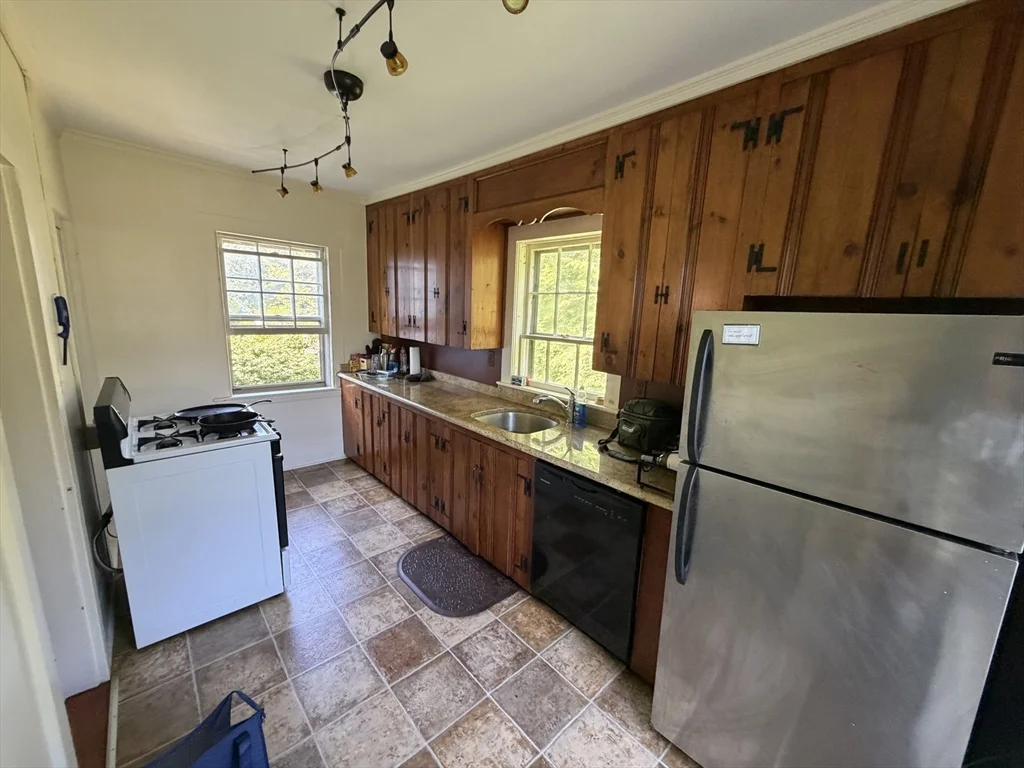 2 bed, 1 bath apartment for rent at 51 Elm St Unit 2, Marblehead — photo 7 of 16