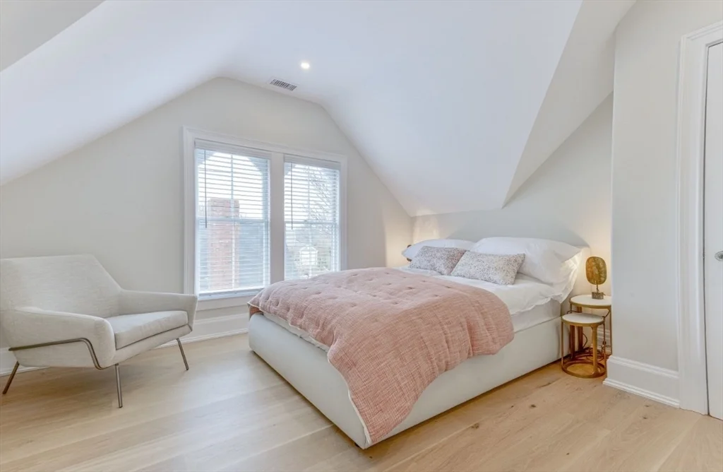 4 bed, 3 bath apartment for rent at 51 Fair St, Nantucket — photo 10 of 24