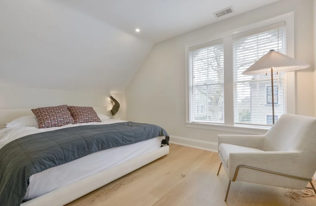 4 bed, 3 bath apartment for rent at 51 Fair St, Nantucket — photo 15 of 24