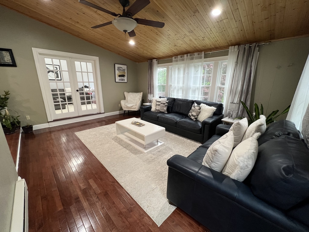 3 bed, 3 bath apartment for rent at 51 Ireta Rd, Shrewsbury — photo 11 of 26