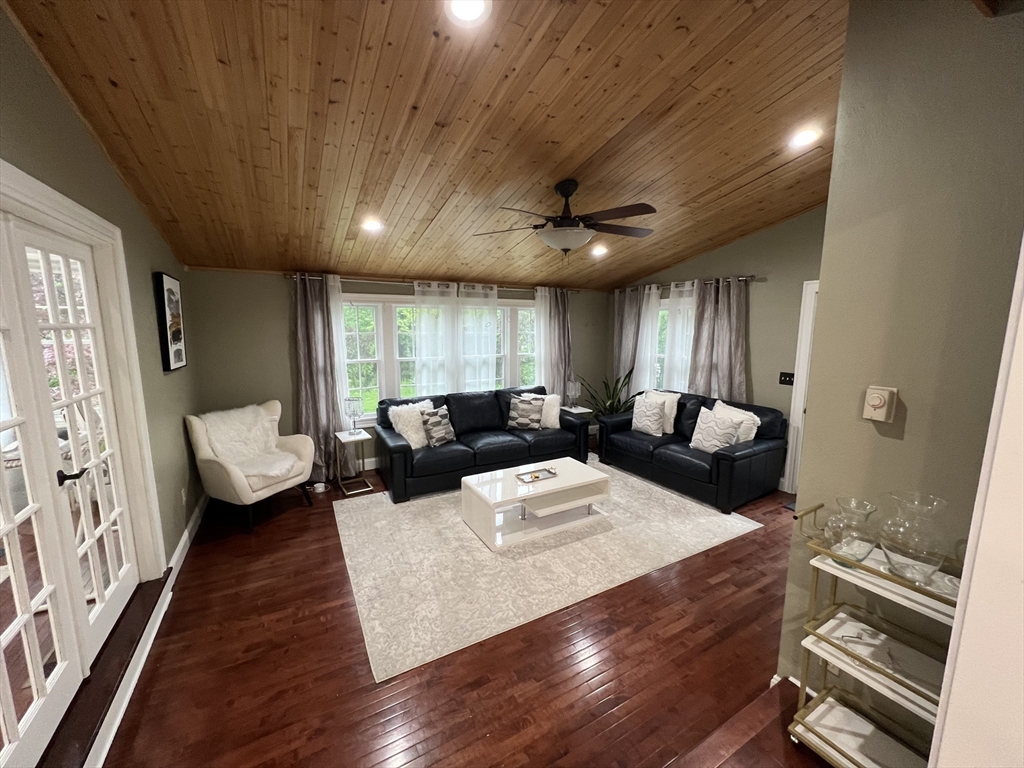 3 bed, 3 bath apartment for rent at 51 Ireta Rd, Shrewsbury — photo 9 of 26