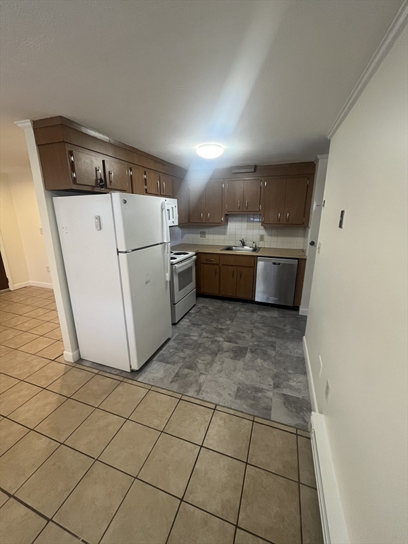 2 bed, 1 bath apartment for rent at 51 Lynde St Unit 2, Melrose — photo 3 of 3