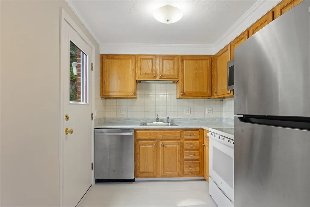 2 bed, 1 bath apartment for rent at 51 Lynde St Unit 3, Melrose — photo 3 of 14