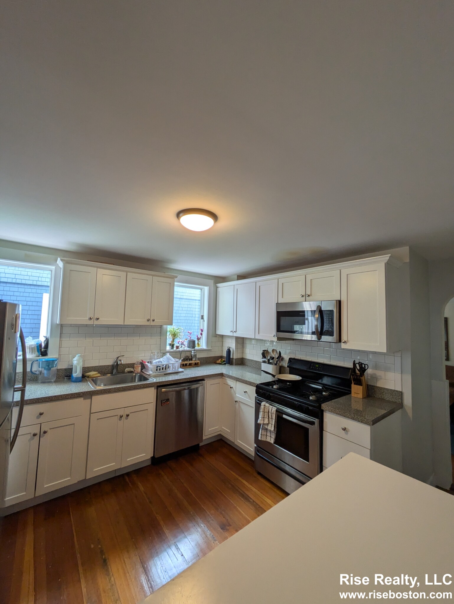 3 bed, 1 bath apartment for rent at 51 Montfern Ave Unit 3, Oak Square — photo 2 of 14