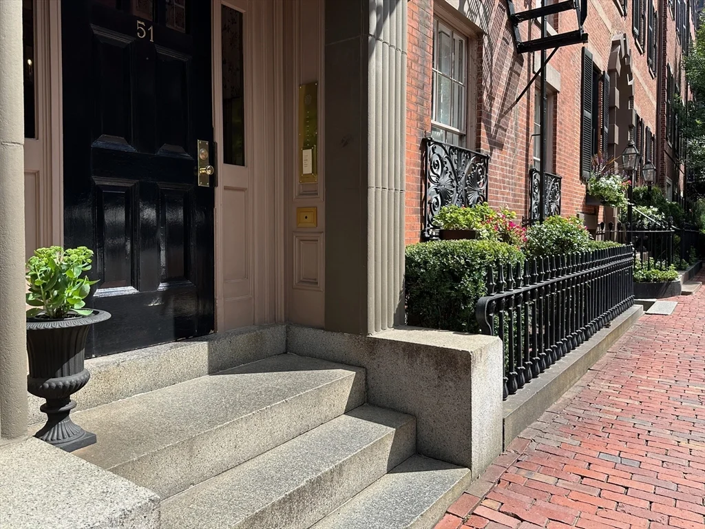 2 bed, 1 bath apartment for rent at 51 Mt Vernon St Unit 2, Beacon Hill