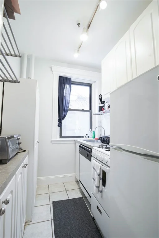 1 bed, 1 bath apartment for rent at 51 Park Dr Unit 10, Fenway — photo 8 of 10