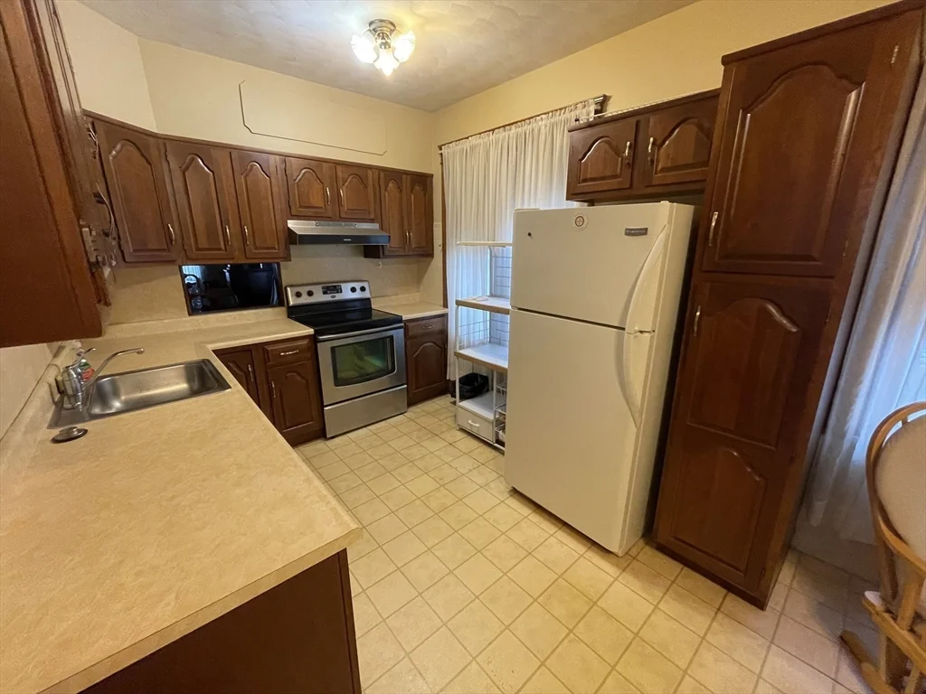 3 bed, 1 bath apartment for rent at 51 Richmond Ave Unit 1, West Side — photo 4 of 17