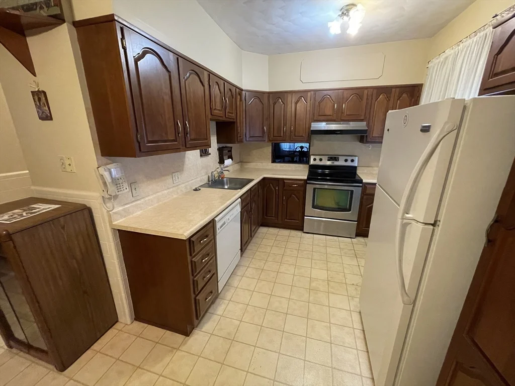 3 bed, 1 bath apartment for rent at 51 Richmond Ave Unit 1, West Side — photo 3 of 17