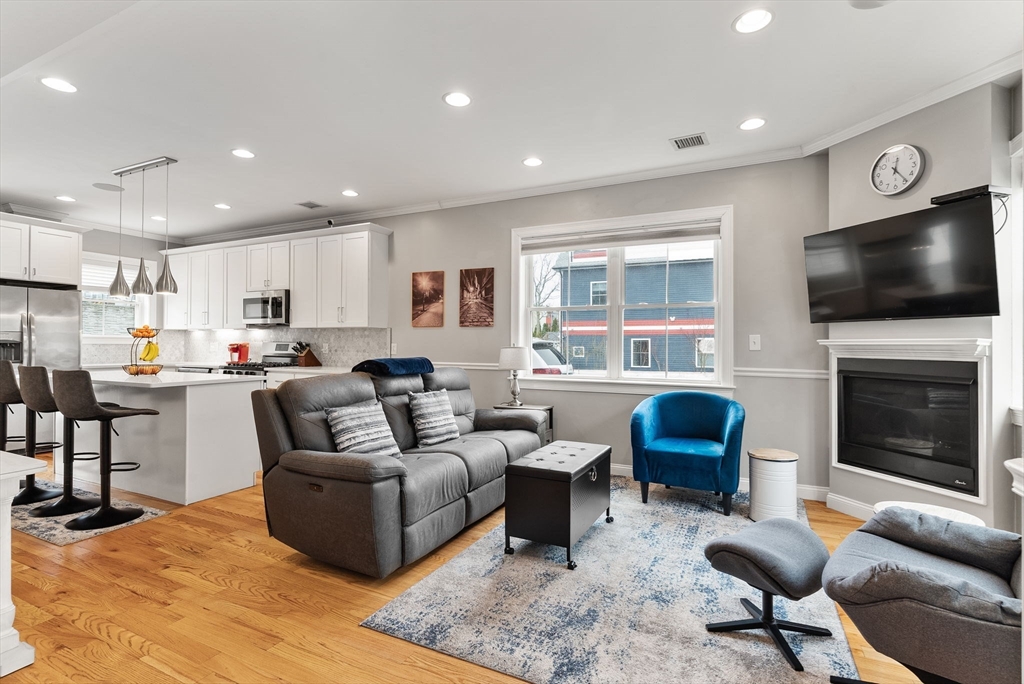 3 bed, 2 bath apartment for rent at 51 Robey Unit 51, Roxbury — photo 4 of 29