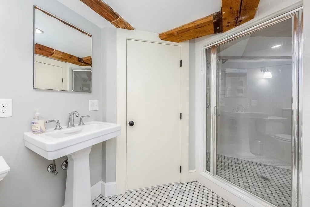 Studio bed, 1 bath apartment for rent at 51 Washington Unit 0, Marblehead — photo 5 of 6