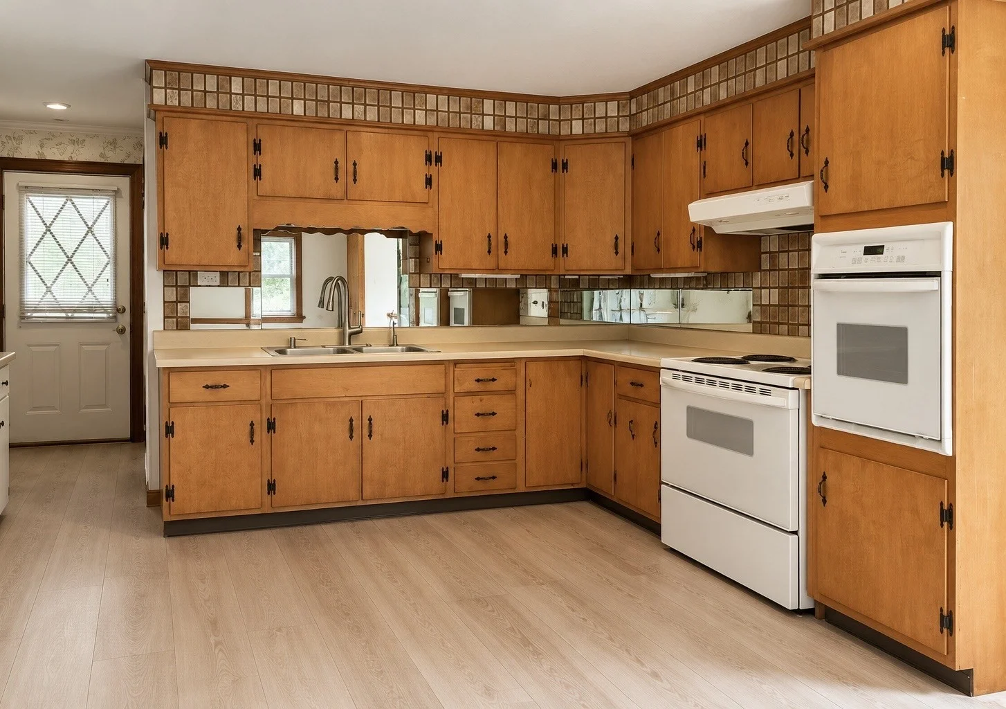 5 bed, 2 bath apartment for rent at 51 Whipple Rd, Billerica — photo 2 of 4