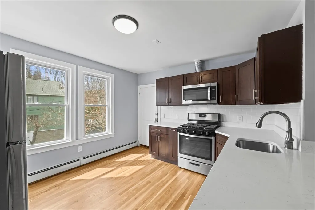 4 bed, 2 bath apartment for rent at 516 Washington Unit 2, Brighton — photo 3 of 14