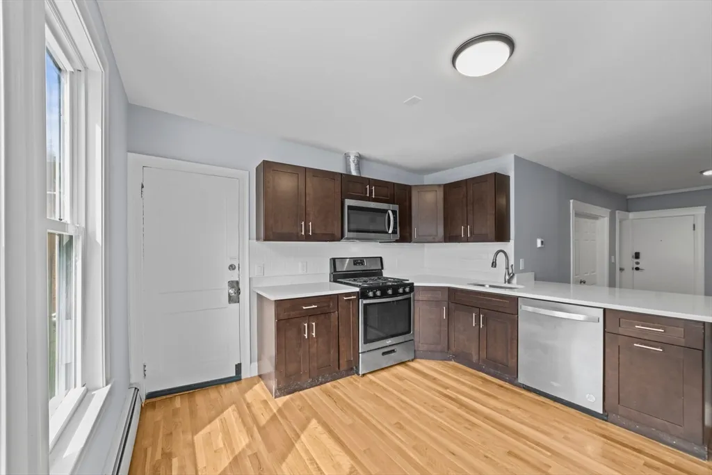 4 bed, 2 bath apartment for rent at 516 Washington Unit 2, Brighton — photo 2 of 14