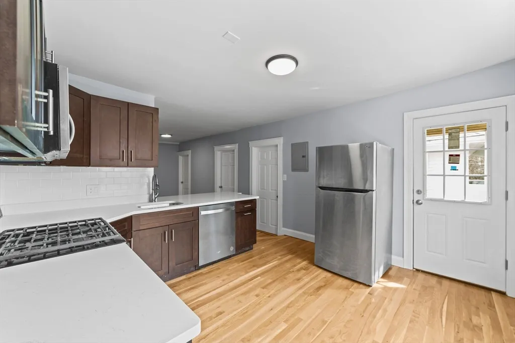 4 bed, 2 bath apartment for rent at 516 Washington Unit 2, Brighton — photo 4 of 14
