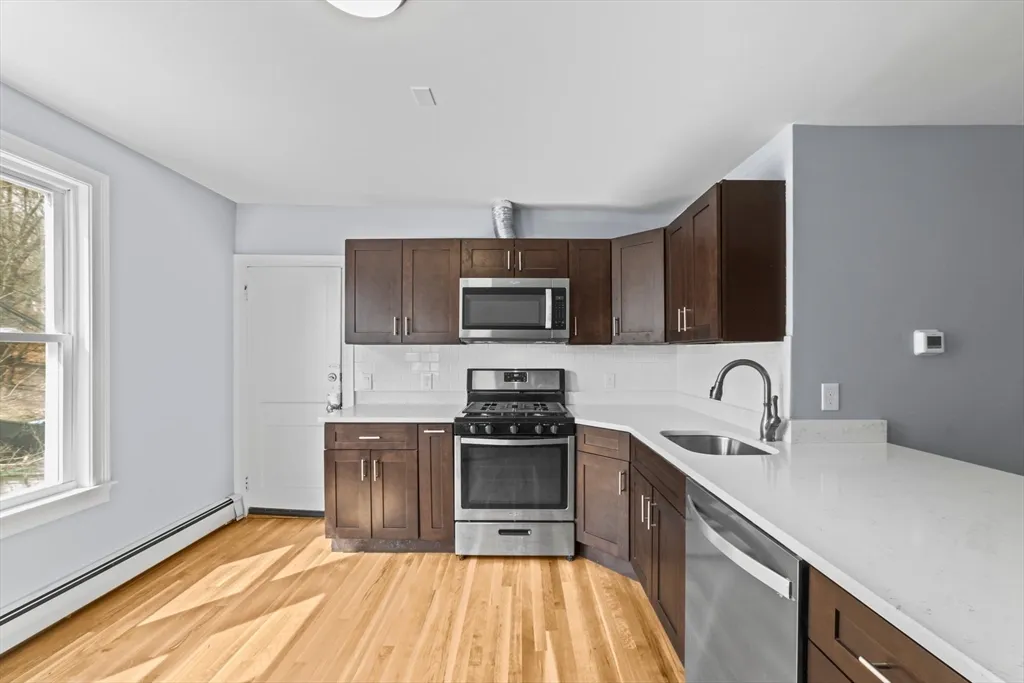 4 bed, 2 bath apartment for rent at 516 Washington Unit 2, Brighton — photo 5 of 14