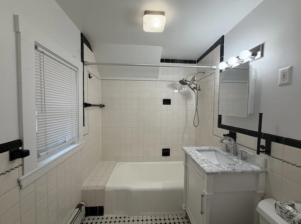 2 bed, 1 bath apartment for rent at 518 Watertertown St Unit 1, Newton — photo 5 of 8