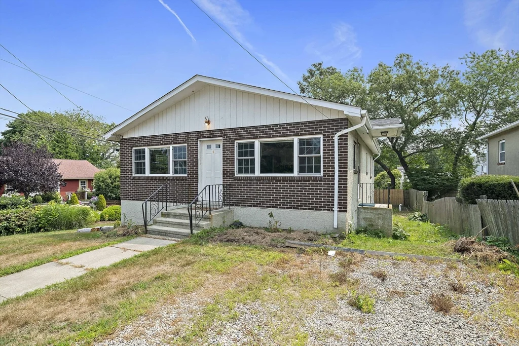 3 bed, 1 bath apartment for rent at 52 Beach St Unit 1-yearround, Plymouth — photo 10 of 11
