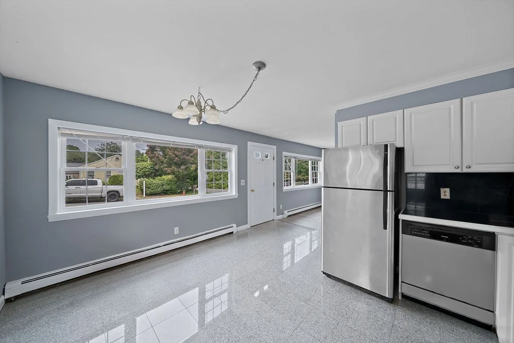 3 bed, 1 bath apartment for rent at 52 Beach St Unit 1-yearround, Plymouth — photo 2 of 11