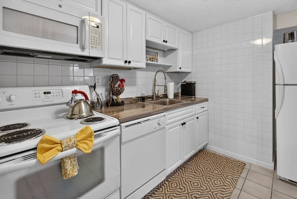 2 bed, 1 bath apartment for rent at 52 Beach St Unit 2, White Horse Beach — photo 7 of 21
