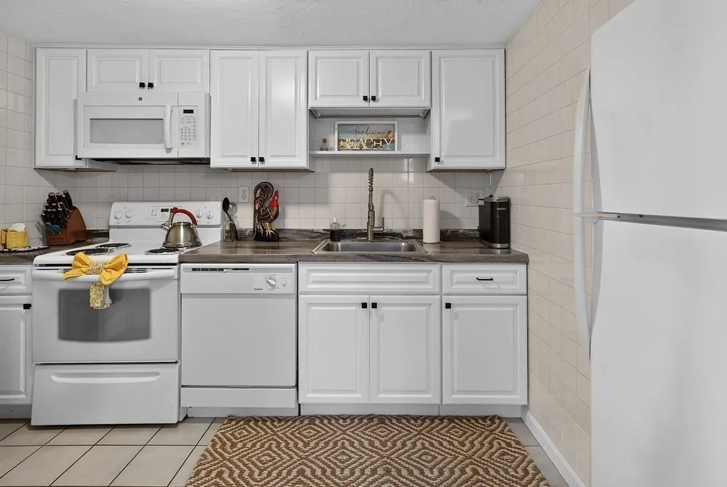 2 bed, 1 bath apartment for rent at 52 Beach St Unit 2, White Horse Beach — photo 6 of 21