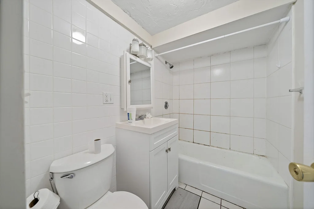 2 bed, 1 bath apartment for rent at 52 Beach St Unit 2-YEARROUND, Plymouth — photo 7 of 10