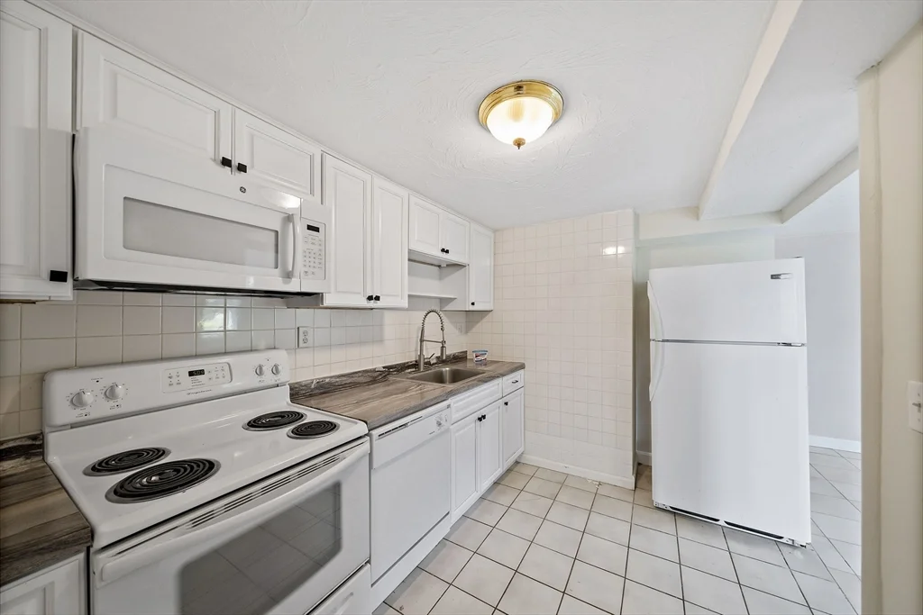2 bed, 1 bath apartment for rent at 52 Beach St Unit 2-YEARROUND, Plymouth — photo 2 of 10