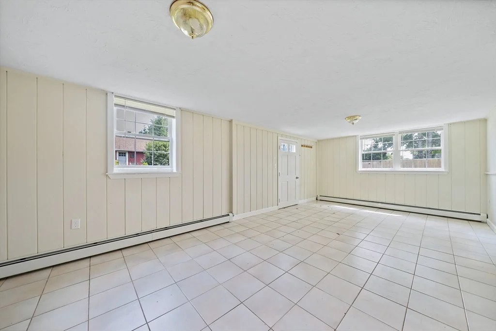 2 bed, 1 bath apartment for rent at 52 Beach St Unit 2-YEARROUND, Plymouth — photo 3 of 10