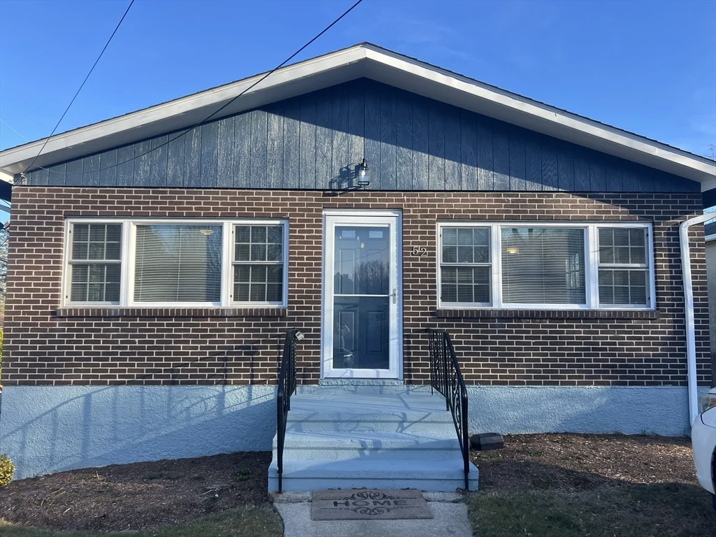 3 bed, 1 bath apartment for rent at 52 Beach Unit 1, Plymouth