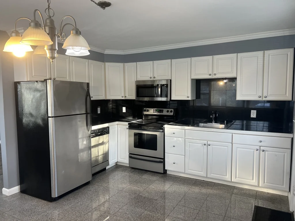 3 bed, 1 bath apartment for rent at 52 Beach Unit 1, Plymouth — photo 2 of 19