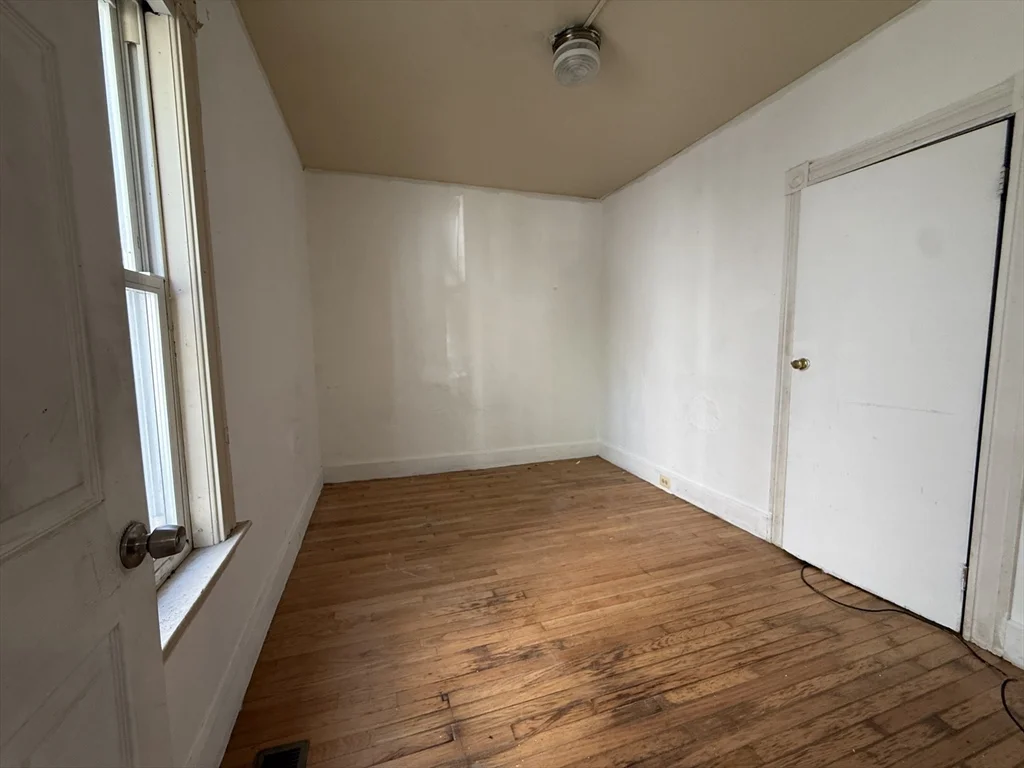 3 bed, 1 bath apartment for rent at 52 Crystal St Unit 1, Worcester — photo 6 of 7