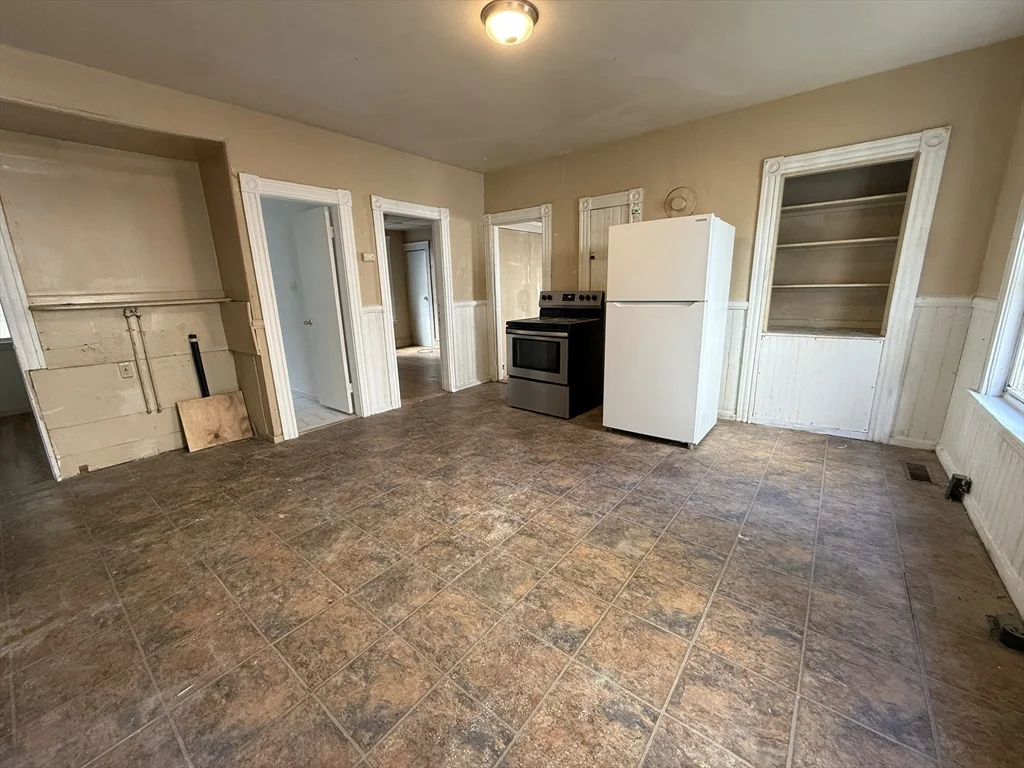 3 bed, 1 bath apartment for rent at 52 Crystal St Unit 1, Worcester — photo 3 of 7