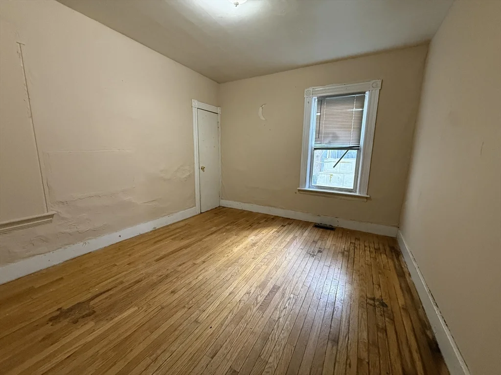3 bed, 1 bath apartment for rent at 52 Crystal St Unit 1, Worcester — photo 5 of 7