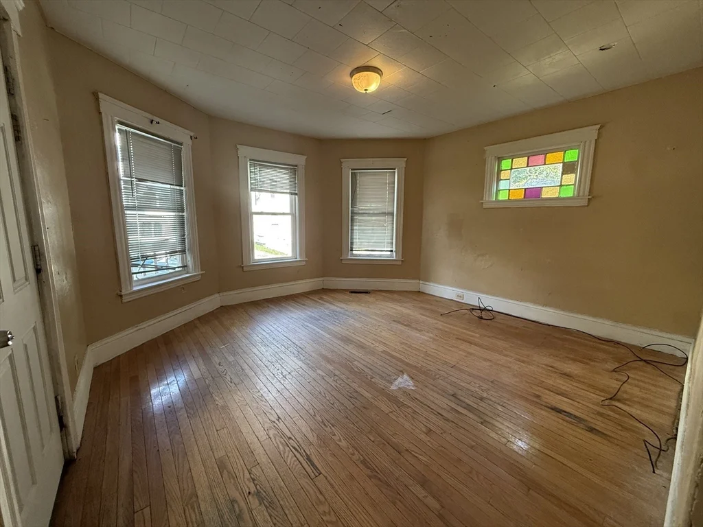 3 bed, 1 bath apartment for rent at 52 Crystal St Unit 1, Worcester — photo 2 of 7