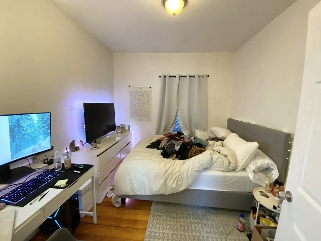 4 bed, 1 bath apartment for rent at 52 Delle Ave Unit 3, Mission Hill — photo 4 of 8