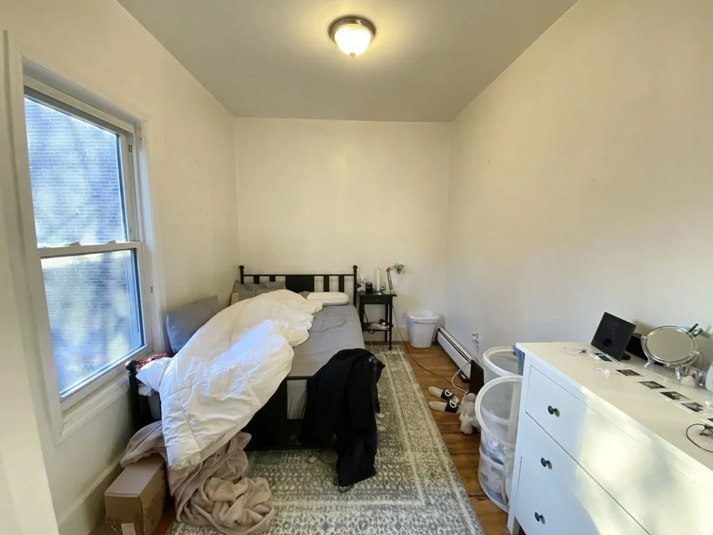 4 bed, 1 bath apartment for rent at 52 Delle Ave Unit 3, Mission Hill — photo 5 of 8