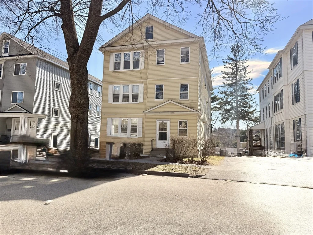 3 bed, 1 bath apartment for rent at 52 Fairfax Rd Unit 1, Worcester — photo 1 of 10