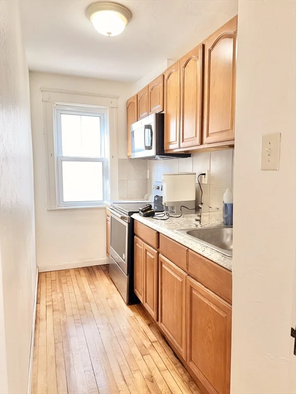 3 bed, 1 bath apartment for rent at 52 Fairfax Rd Unit 1, Worcester — photo 3 of 10