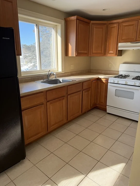 3 bed, 1 bath apartment for rent at 52 Floral St Unit 2, Taunton — photo 6 of 20